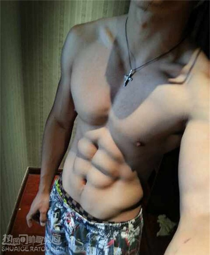 点击大图看下一张：肌肉发达的欧美帅哥裸照写真图片