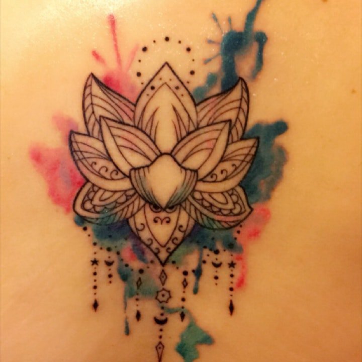 点击大图看下一张：纹身莲花  9张冰清玉洁的莲花纹身图案