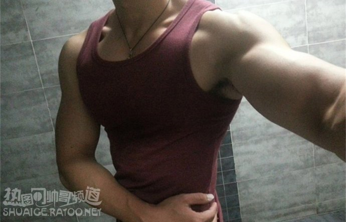 点击大图看下一张：性感的中国男模帅哥肌肉图片艺术写真