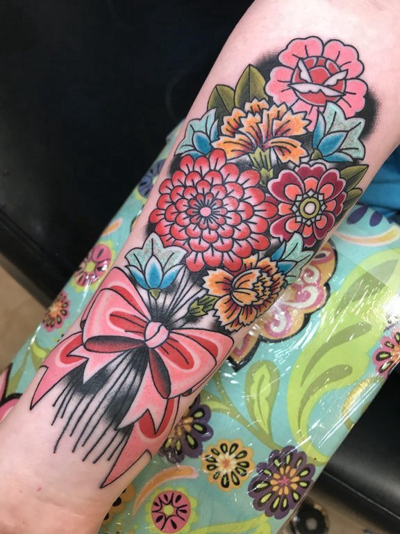 点击大图看下一张：彩色花朵纹身图案 女生小手臂上纹身彩色花朵和蝴蝶结图案