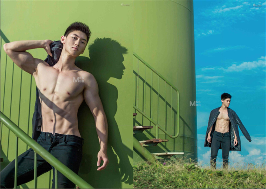 点击大图看下一张：性感肌肉帅哥李竣皓艺术写真摄影阐释完美男性身材