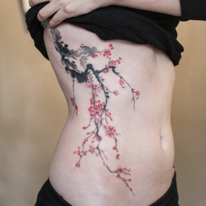点击大图看下一张：梅花纹身图案 多款十分漂亮的中国风红色传统梅花纹身图案