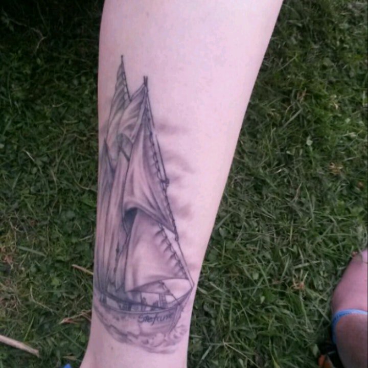 点击大图看下一张：纹身小帆船   9张随风远洋的帆船纹身图案