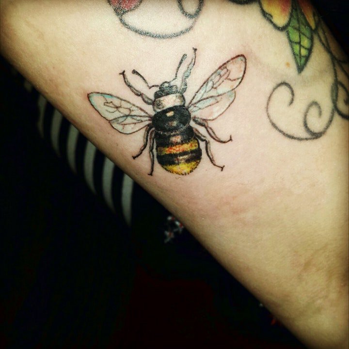 点击大图看下一张：小蜜蜂纹身图案 多款各风格的动物小蜜蜂纹身图案