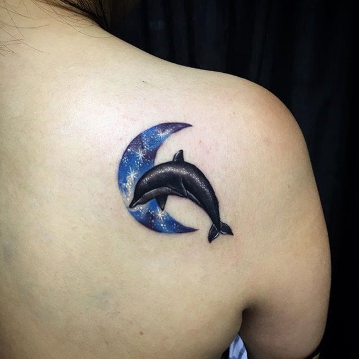 点击大图看下一张：纹身海豚   多款灵动而又可爱的海豚纹身图案