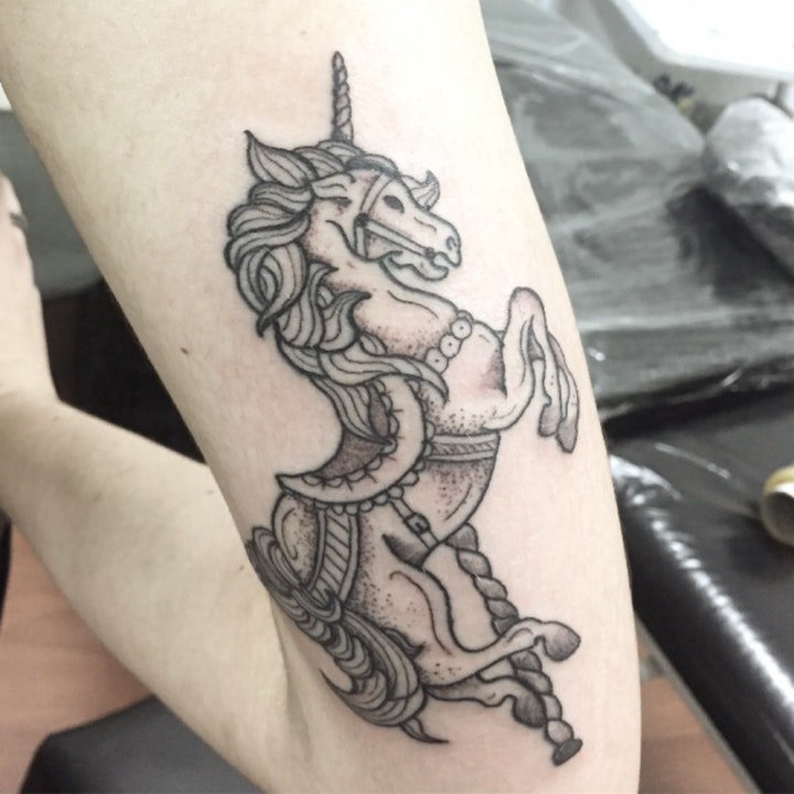 点击大图看下一张：小马纹身图案  多款如梦如幻的旋转木马纹身图案