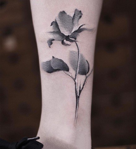 点击大图看下一张：中国水墨风格的花卉植物纹身图案欣赏
