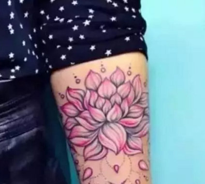 点击大图看下一张：超漂亮的9张莲花纹身图片作品