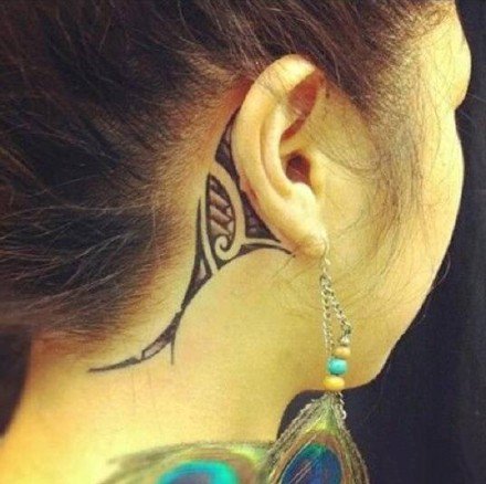 点击大图看下一张：女生耳朵后面的小清新耳根纹身作品