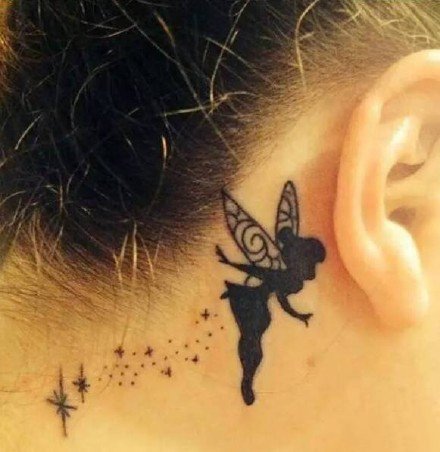 点击大图看下一张：女生耳朵后面的小清新耳根纹身作品