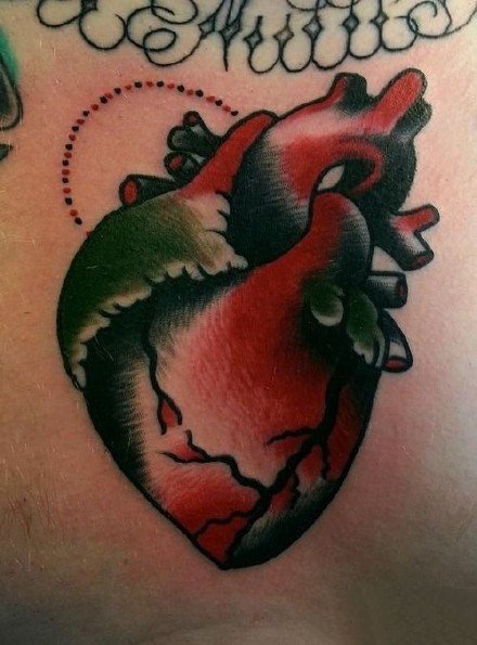 点击大图看下一张：心脏主题的9张纹身图案作品