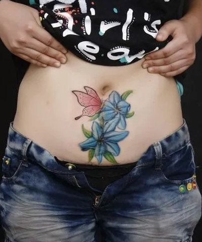 点击大图看下一张：女性腹部的性感私处纹身图案欣赏
