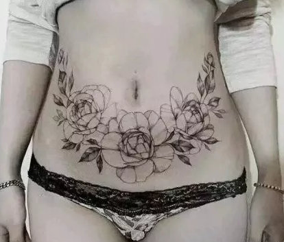 点击大图看下一张：女性腹部的性感私处纹身图案欣赏