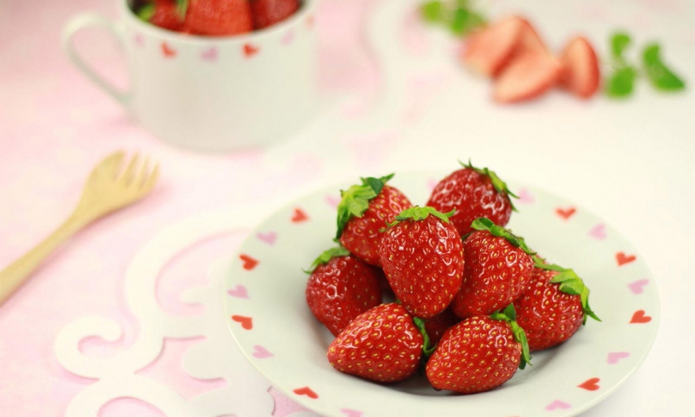 点击大图看下一张：草莓吃起来爽口舒胃 让人感到清凉，柔软