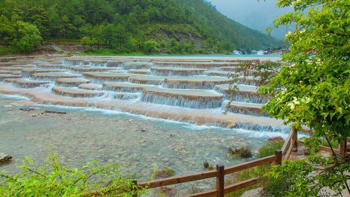点击大图看下一张：丽江玉龙雪山蓝月谷风景图片欣赏