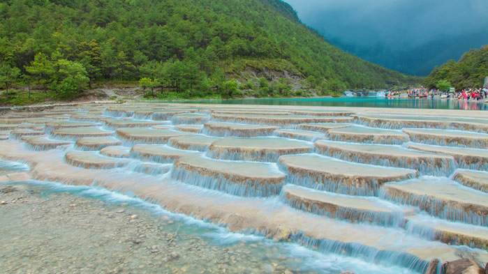 点击大图看下一张：丽江玉龙雪山蓝月谷风景图片欣赏