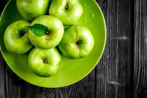 点击大图看下一张：一组清脆美味的青苹果图片欣赏
