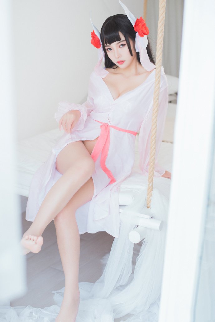 点击大图看下一张:一组cos性感长腿的月下巡游小姐姐图片欣赏