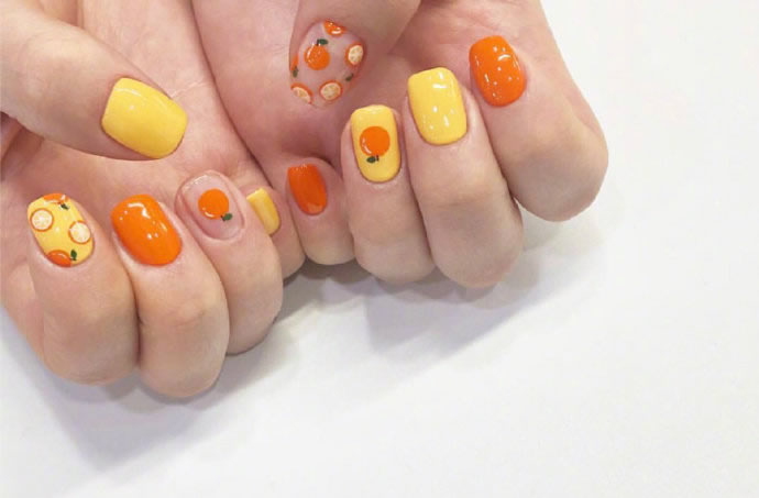 点击大图看下一张:春季手绘美甲,小桃子和小橘子都好可爱鸭