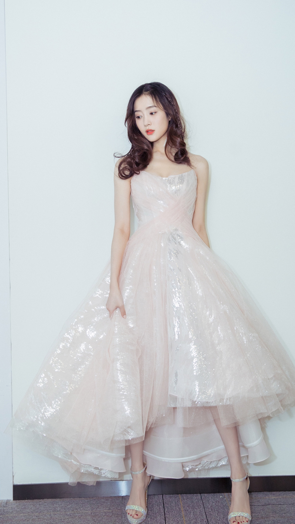 点击大图看下一张：王梓薇穿粉色礼服裙清新甜美写真图片欣赏