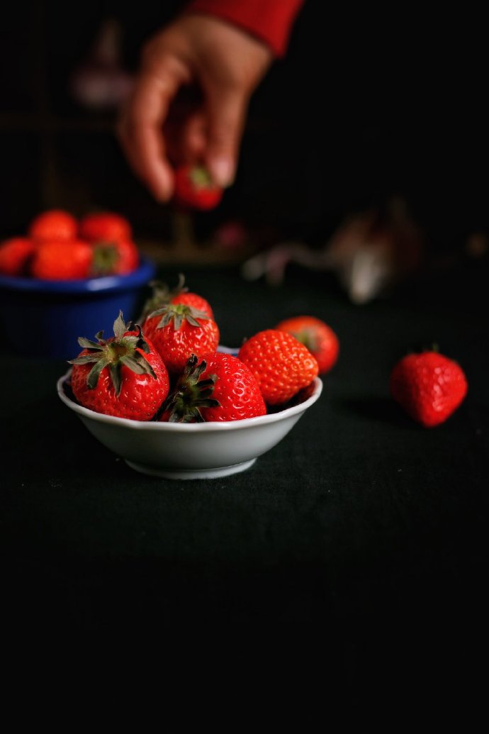 点击大图看下一张：一份草莓换了三个场景的拍摄图片欣赏