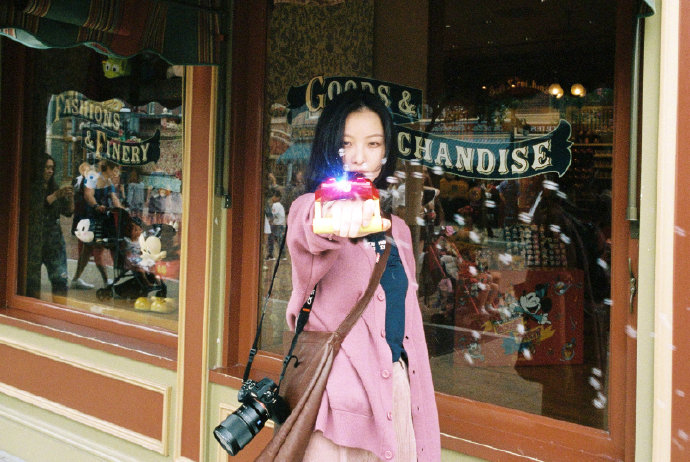 点击大图看下一张：倪妮香港迪士尼可爱俏皮图片欣赏