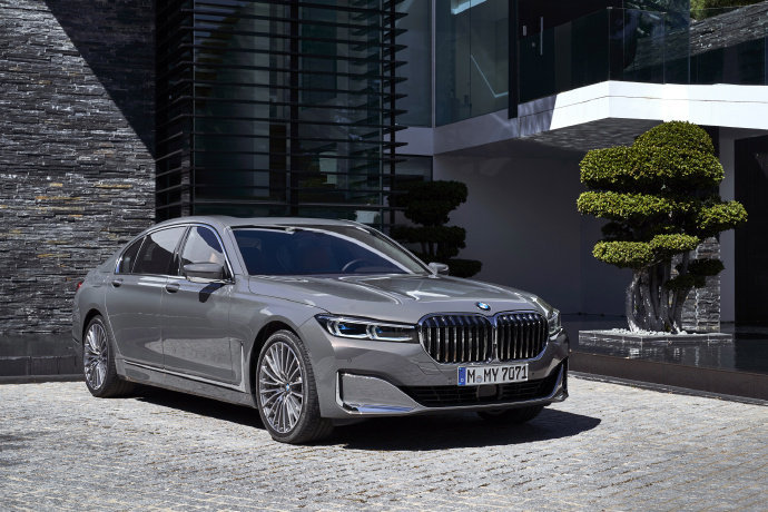 点击大图看下一张：2019 BMW 750L银灰色宝马帅气图片欣赏