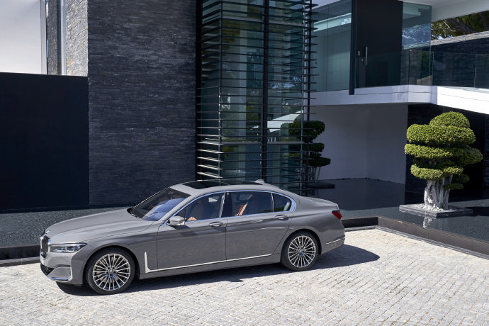 点击大图看下一张：2019 BMW 750L银灰色宝马帅气图片欣赏