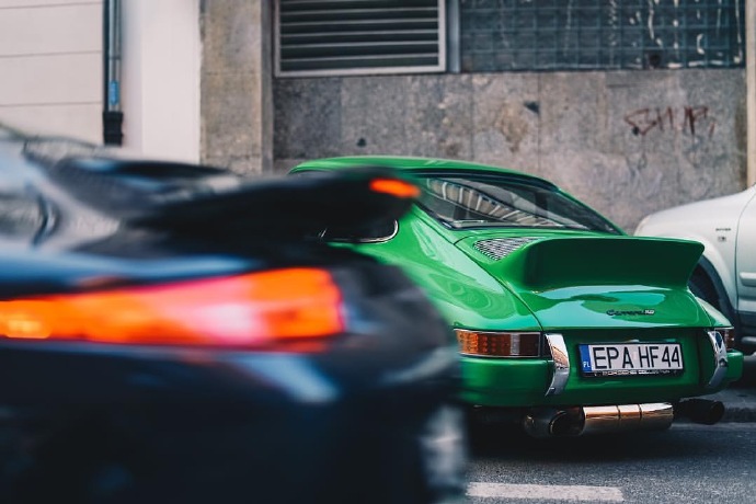 点击大图看下一张：一组帅气的绿色保时捷 911 Carrera RS