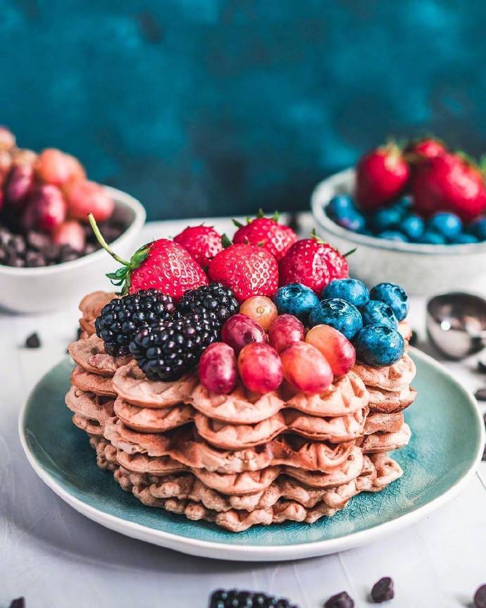 点击大图看下一张：一组超级美的水果加饼干的早餐图片