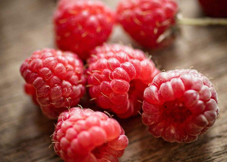 点击大图看下一张：吃起来是酸酸甜甜的树莓图片
