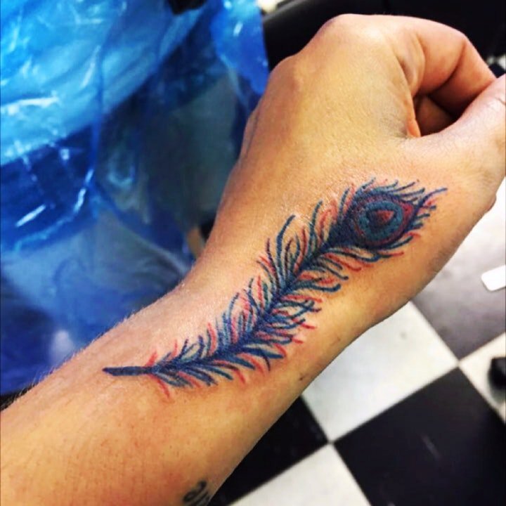 点击大图看下一张：孔雀羽毛纹身 多款十分唯美的孔雀翎羽毛纹身图案