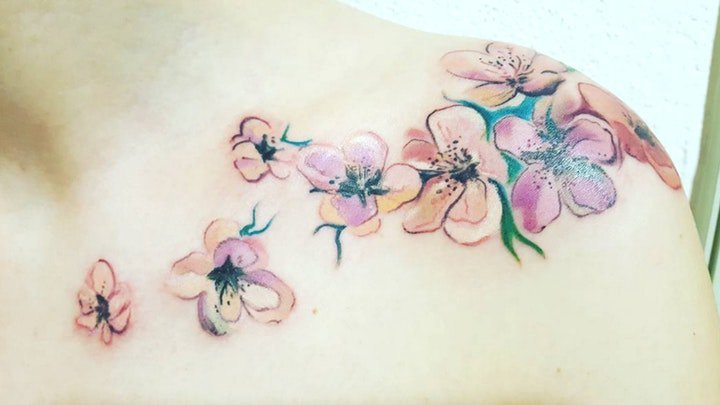 点击大图看下一张：花朵纹身图案 女人身体各个部位彩绘水墨等风格的花朵纹身图案