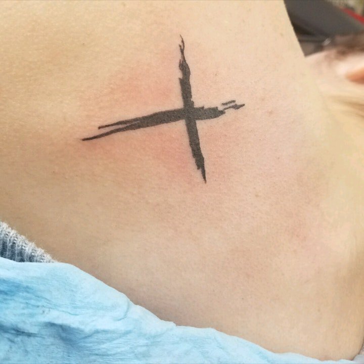 点击大图看下一张：十字架纹身图   9张个性而又多元化的十字架纹身图案