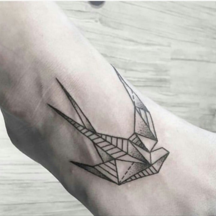 点击大图看下一张：纹身燕子   振翅高飞的漂亮燕子主题纹身图案
