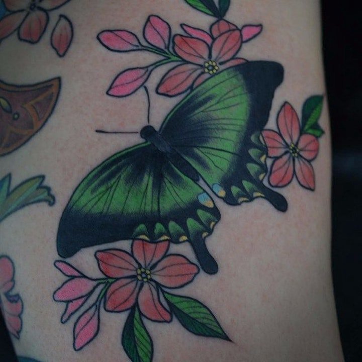 点击大图看下一张：蝴蝶纹身图案 10款多彩多姿的彩绘纹身花朵和蝴蝶纹身图案