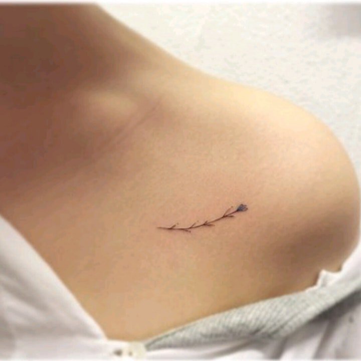 点击大图看下一张：锁骨纹身女  性感而又迷人的女生锁骨纹身图案