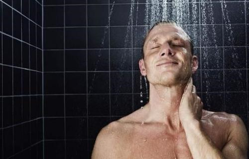 点击大图看下一张：洗澡的男人性感照图片