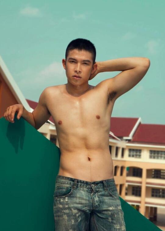 点击大图看下一张：漏丁丁的中国男模写真图片
