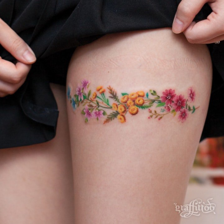 点击大图看下一张：花朵纹身 女生各个部位小花朵漂亮纹身图片