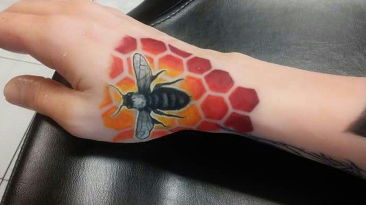 点击大图看下一张：小蜜蜂纹身图案 多款各风格的动物小蜜蜂纹身图案
