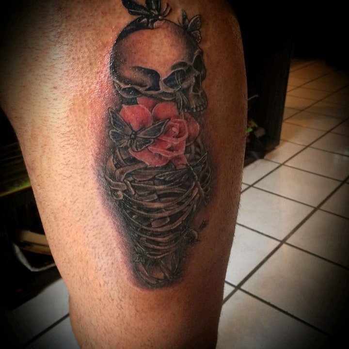 点击大图看下一张：玫瑰花纹身图案 颜色比较厚重的一组玫瑰花纹身图案