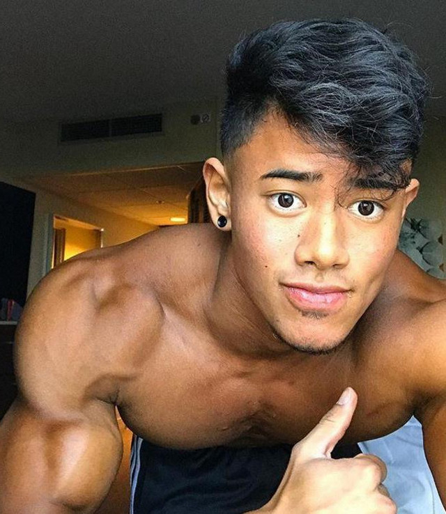 点击大图看下一张：肌肉发达的亚裔帅哥史蒂芬曹生活照图片