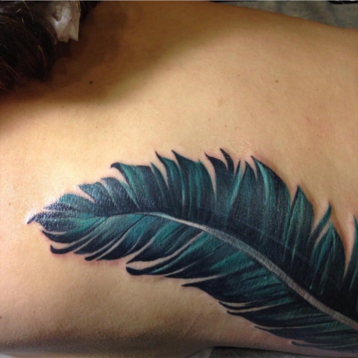 点击大图看下一张：纹身 彩色羽毛  多款轻柔而又美丽的水彩羽毛纹身图案