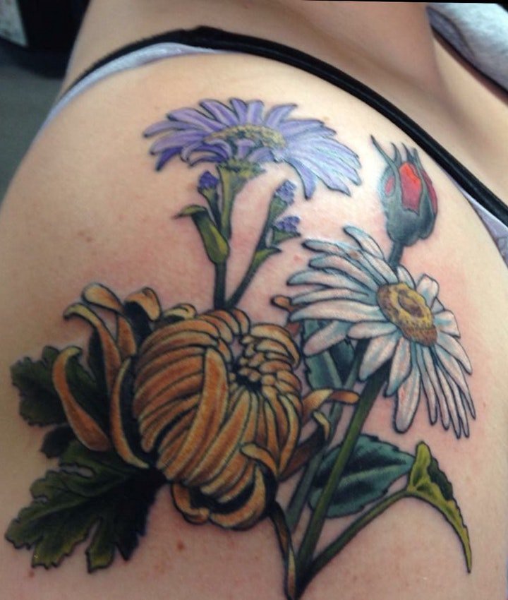 点击大图看下一张：菊花纹身图案 多款彩绘纹身植物的菊花纹身图案