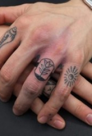 手指纹身图  简单却不失创意的手指纹身图案