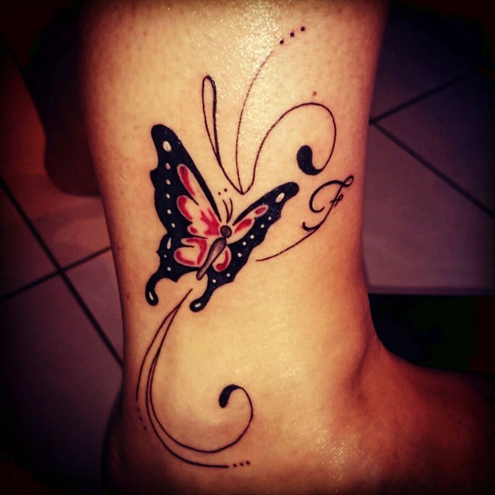 点击大图看下一张：纹身小蝴蝶图案  轻捷飘逸的小蝴蝶纹身图案