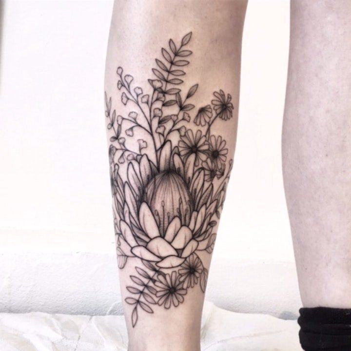 点击大图看下一张：纹身图花朵  色调沉闷却格外唯美的花朵纹身图案