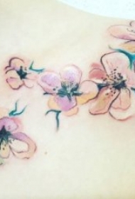 花朵纹身图案 女人身体各个部位彩绘水墨等风格的花朵纹身图案