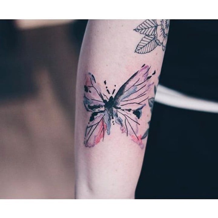 点击大图看下一张：纹身小蝴蝶图案  9款适合女生的唯美蝴蝶纹身图案